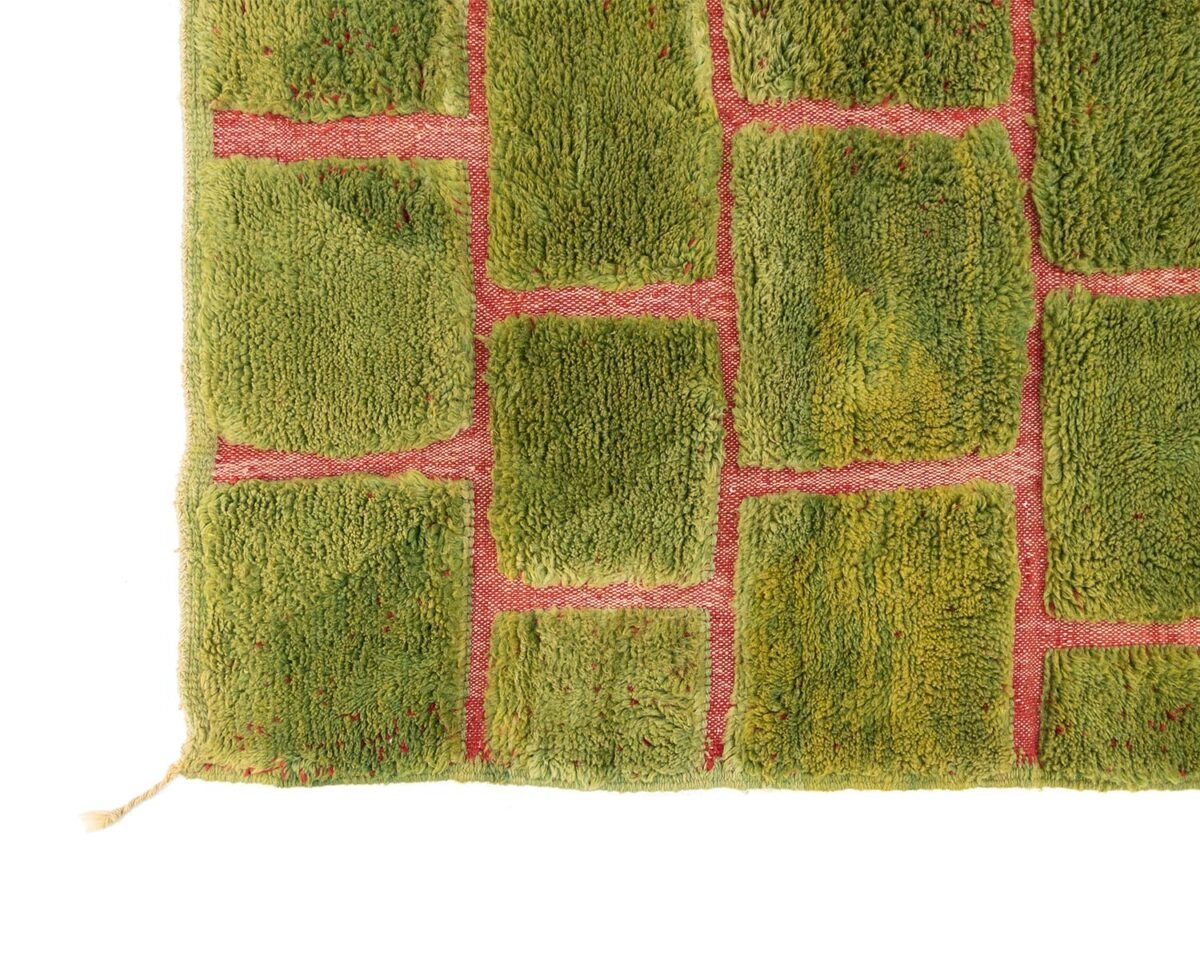 Green Moroccan rug with a textured brick pattern in contrasting red, detail