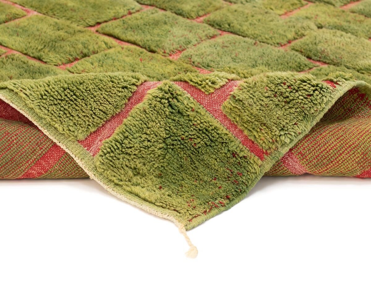 Green Moroccan rug with a textured brick pattern in contrasting red, detail