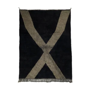 This hand-knotted rug boasts a striking design with two intersecting beige lines forming an X pattern on a black background, complete with fringed edges. A true example of artisanal craftsmanship reminiscent of authentic Moroccan rugs.