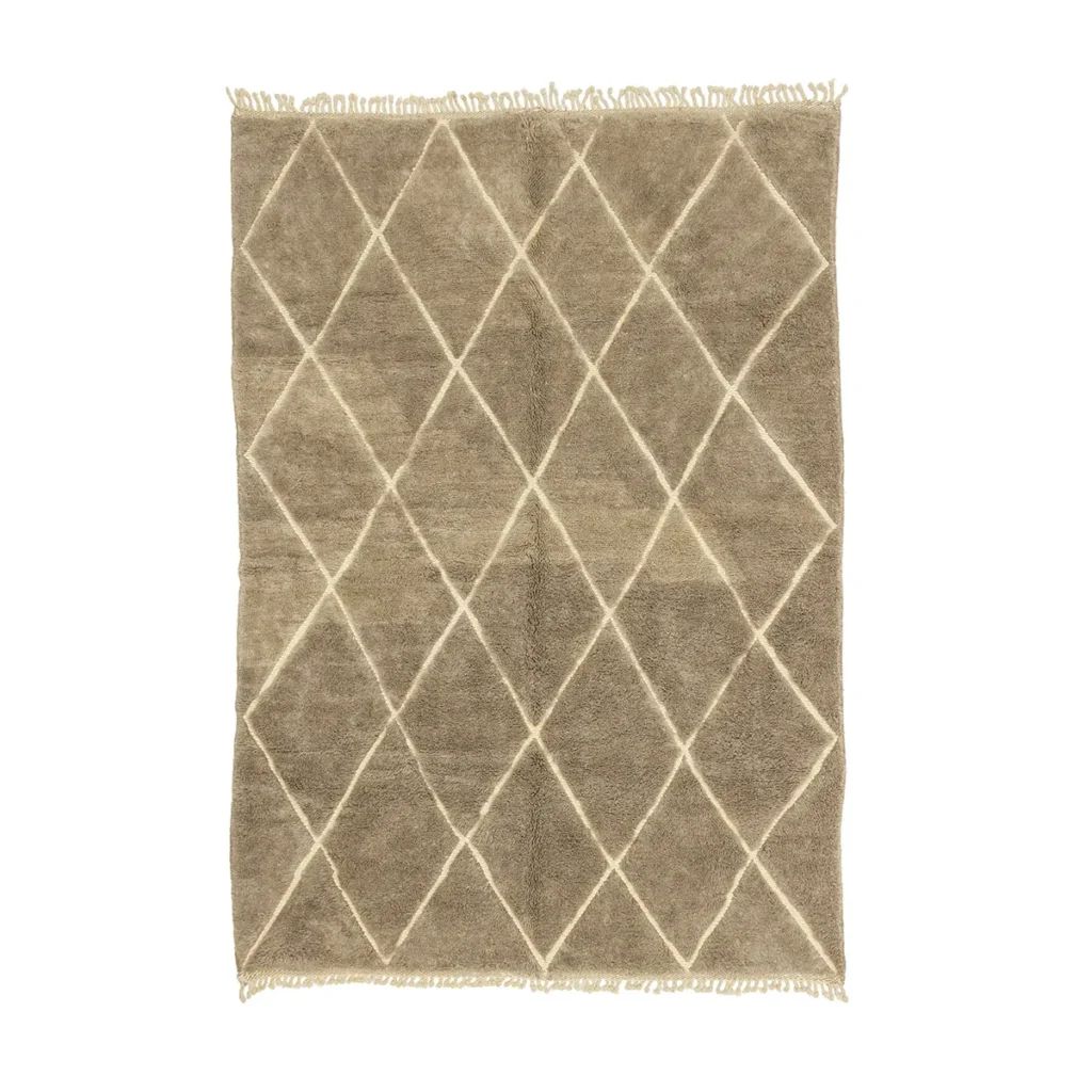 Discover the beauty of this artisanal rug, featuring a rectangular beige design with a diamond lattice pattern and fringed edges. An authentic Moroccan aesthetic brings timeless elegance to your space.