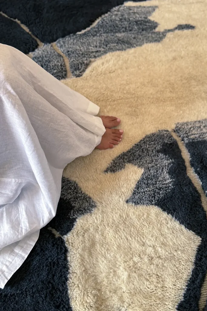 Black-and-White-Hand-Knotted-Wool-Rug-Azelestudio (3)